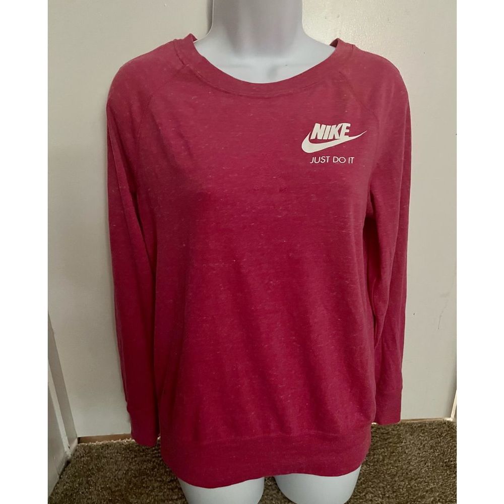 - Nike top